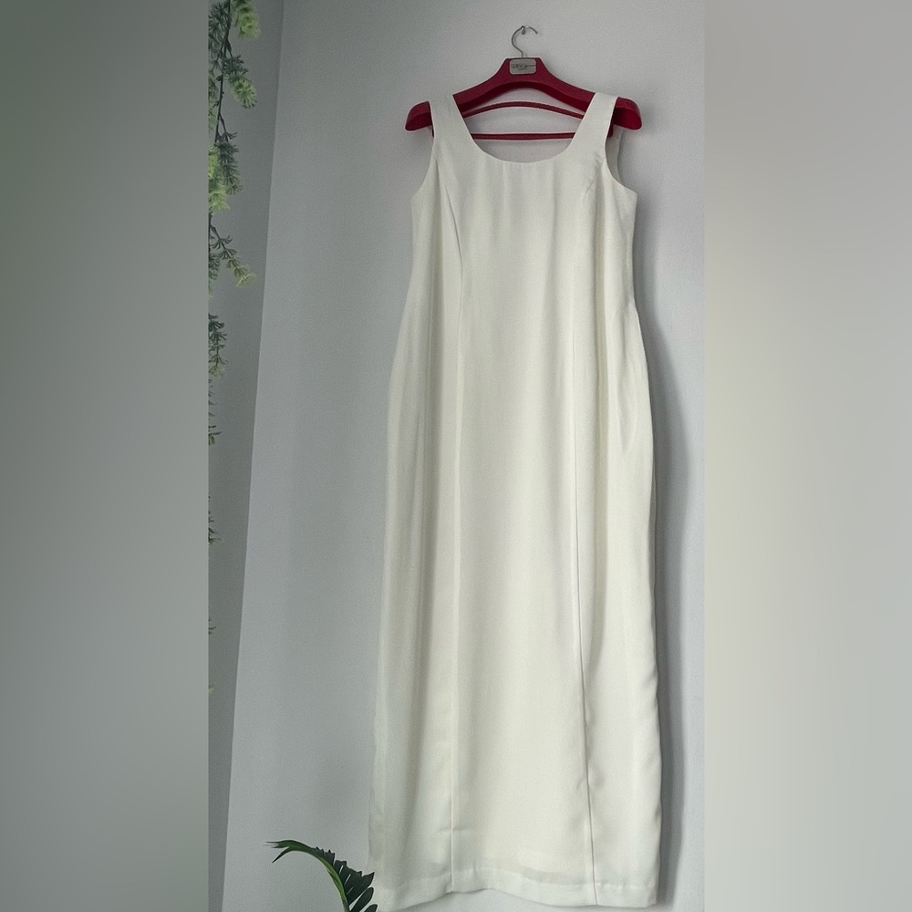 Classic Sleeveless Ivory Shift Dress